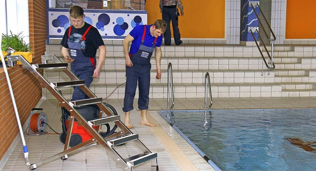 Die neue Einstiegshilfe wurde von Jami...afenhausen  am Beckenrand installiert.  | Foto: Chris Seifried