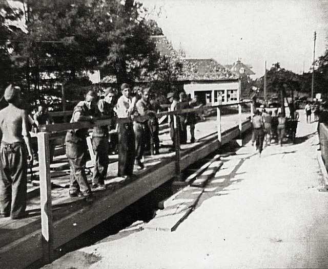 Franzsische Pioniere bauten anstelle ...cke einen provisorischen Holzbergang.  | Foto: Archiv Blansche
