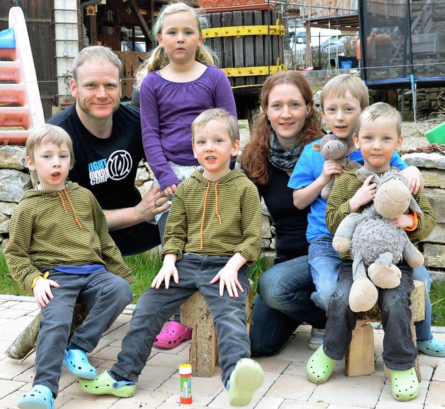 Anna und Rudolf Brugger mit ihren Kind...akob, Sophia sowie Leo, Karl und Edwin  | Foto: Martina proprenter