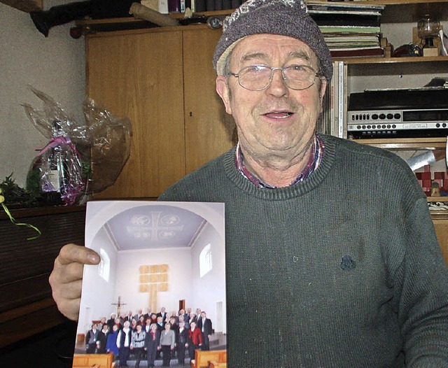 Manfred Henle zeigt ein Foto des Jubi-Kirchenchors.  | Foto: Petra Wunderle