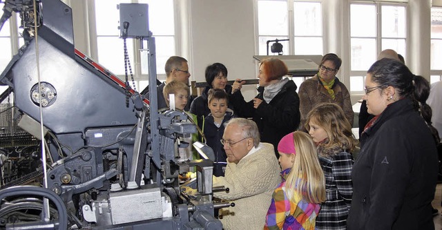 Harald Schwab-Strube zeigte den Besuch... Setzmaschine die Kunst des Druckens.   | Foto: Heiner Fabry