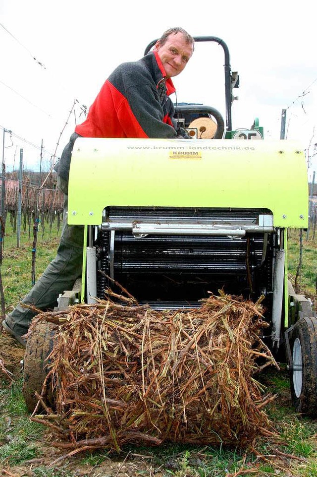 Manfred Eichin mit der kleinen Ballenpresse an seinem Rebschlepper.  | Foto: Silvia Faller