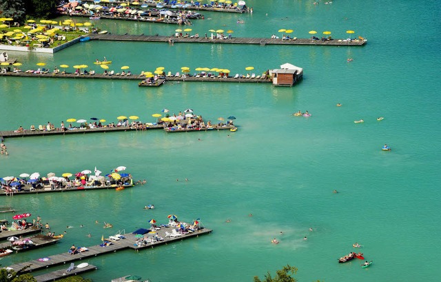 Schirm an Schirm, Schwimmer und Paddle...peiner See kommt Urlaubsstimmung auf.   | Foto: dpa