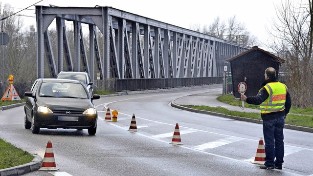 Kontrolle im April-Regen: Ein Beamter ...onale Grokontrolle auf der Autobahn.   | Foto: Andrea Drescher