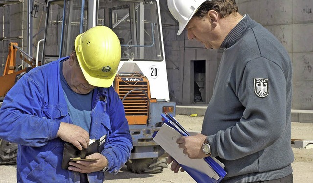 Der Zoll kontrolliert einen Arbeiter auf einer  Baustelle.  | Foto: Hauptzollamt Lrrach