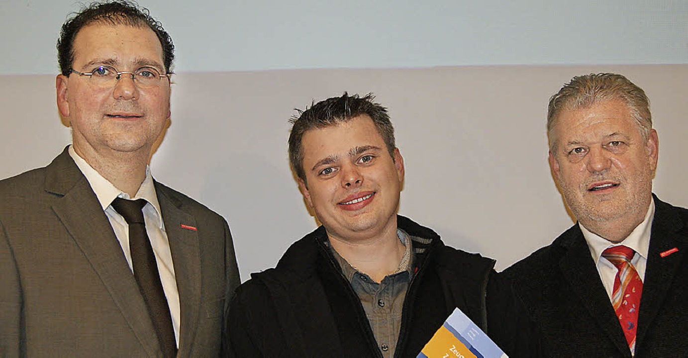 Johannes Reiswich (Mitte) war Prüfungs...ung Sanitär Heizung Klima gratulieren.  | Foto: Pia Letter-Hirsch