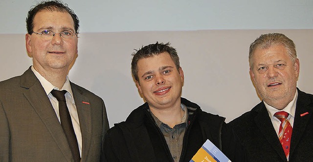 Johannes Reiswich (Mitte) war Prfungs...ung Sanitr Heizung Klima gratulieren.  | Foto: Pia Letter-Hirsch