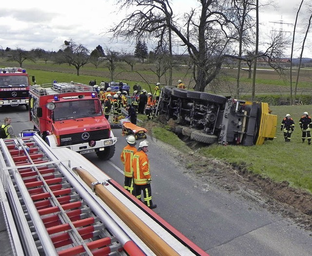 Kurz vor em Taubenbach war der Kranwag...ppt, wobei der Fahrer verletzt wurde.   | Foto: Feuerwehr