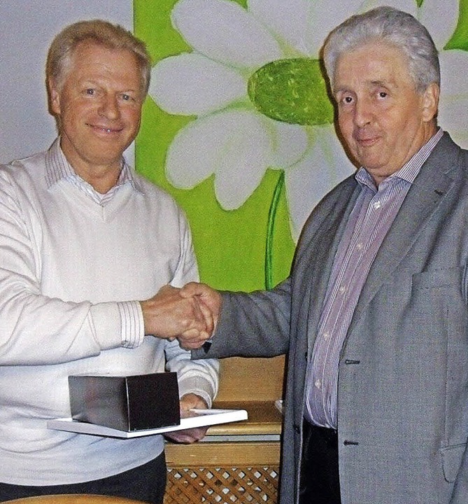 Auch Günther Neumann (links) wurde von...nnadel des Schwarzwaldvereins geehrt.   | Foto: Privat