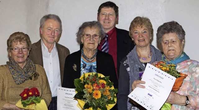 Ulrich Timm, Michael Schultes und Marg...mit Blumen) fr ihre Treue zum Verein.  | Foto: Gabriele Zahn