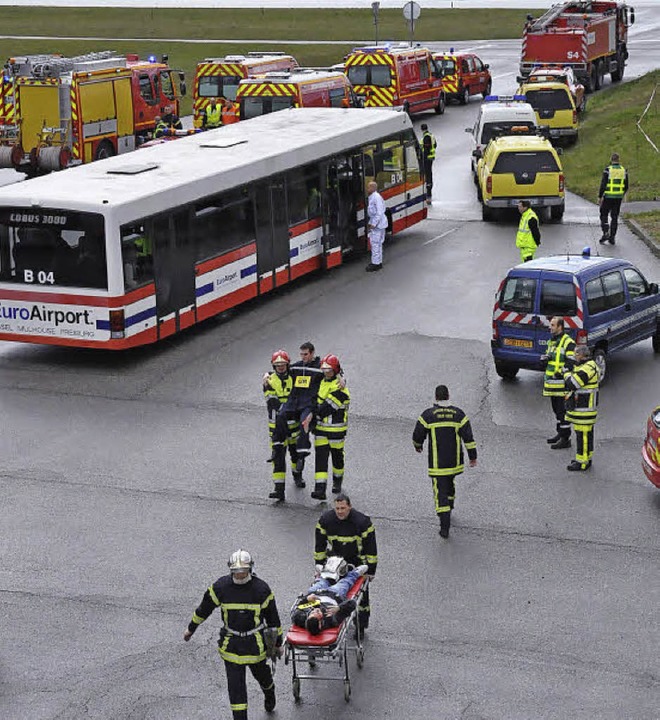 Alles nur gespielt: der Flugzeugunfall am Euro-Airport   | Foto: Annette Mahro