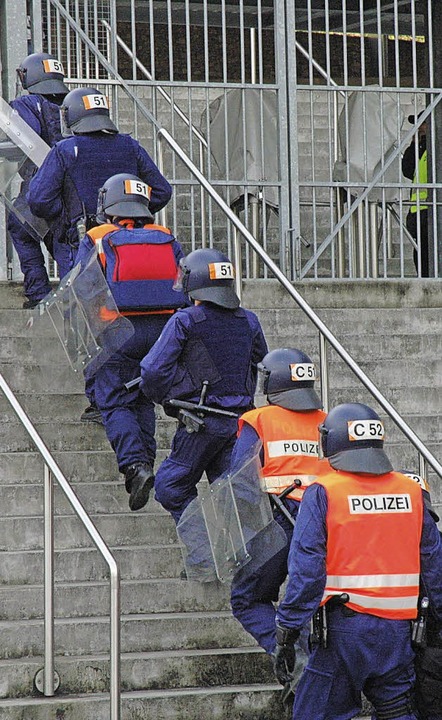 Auch die Basler Polizei ist für die he...Begegnung im St. Jakob-Park gerüstet.   | Foto: Michael Reich