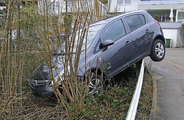 Auf der Planke: Ende der rasenden  &#8222;Abfahrt&#8220; des Opel Corsa  | Foto: Polizei