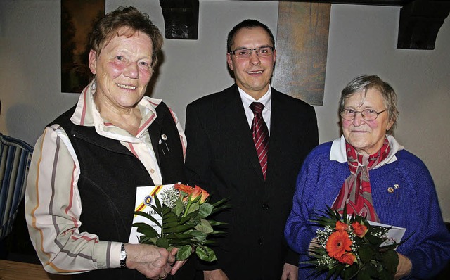 Vorsitzender Michael Gregor ehrte im N...) und Wilhelmine Pschel fr 25 Jahre.  | Foto: Karin Heiss