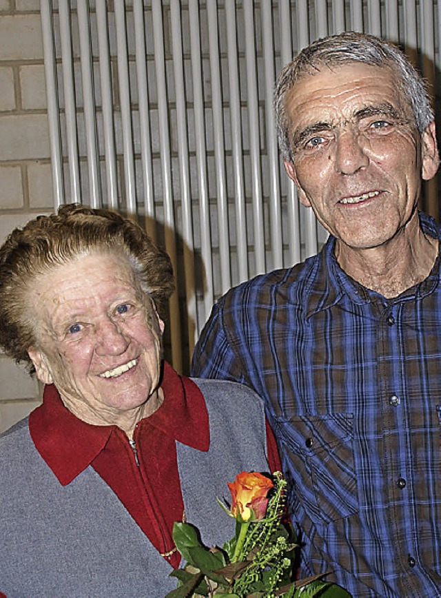Die 87-jhrige Ruth Leisinger ist seit... mit dem Vorsitzenden Bruno Gller.     | Foto: Paul Schleer