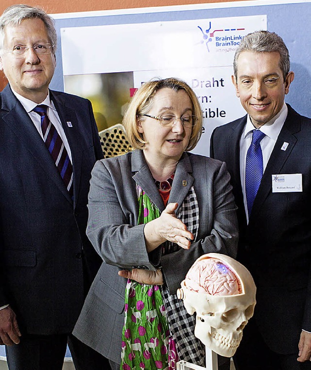 Rektor Schiewer, Ministerin Bauer und Clustersprecher Burgard mit   Hirnmodell   | Foto: Peters