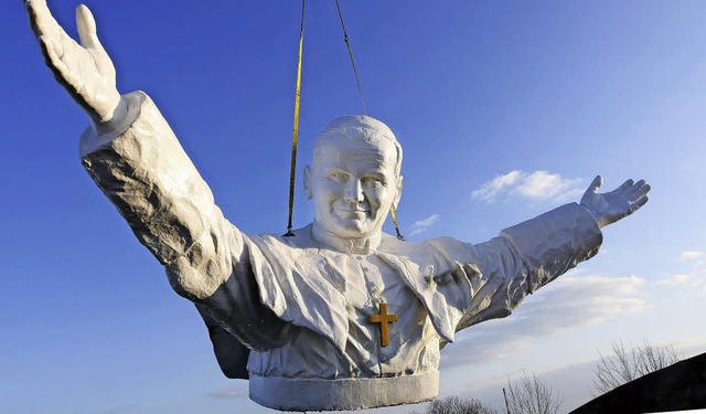 14 Meter hoch ist die Statue, die Johannes Paul II. zeigt.   | Foto: AFP