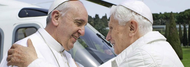 Treffen zweier Ppste: Franziskus (links) und sein Vorgnger  | Foto: dpa