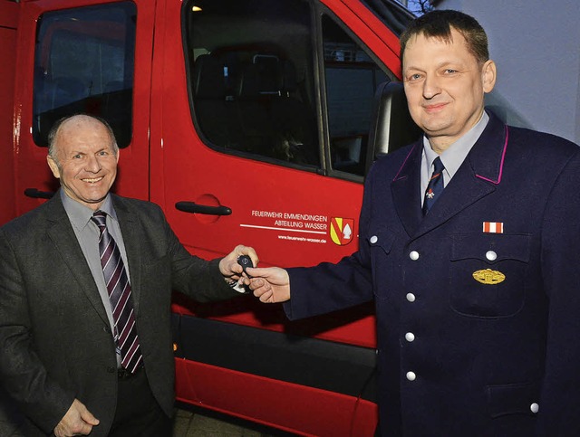 Ortsvorsteher Heinz Sillmann bergibt ...r das neue Tragkraftspritzenfahrzeug.  | Foto: Dieter Erggelet