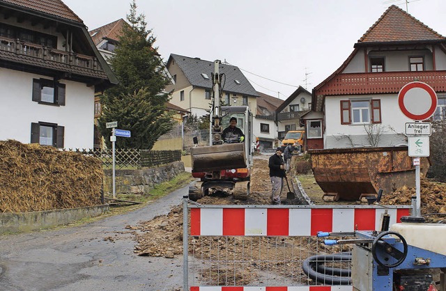 Unter die Erde wurde in der Blumenstra...reileitungen und Dachstnder versorgt.  | Foto: Christa Maier