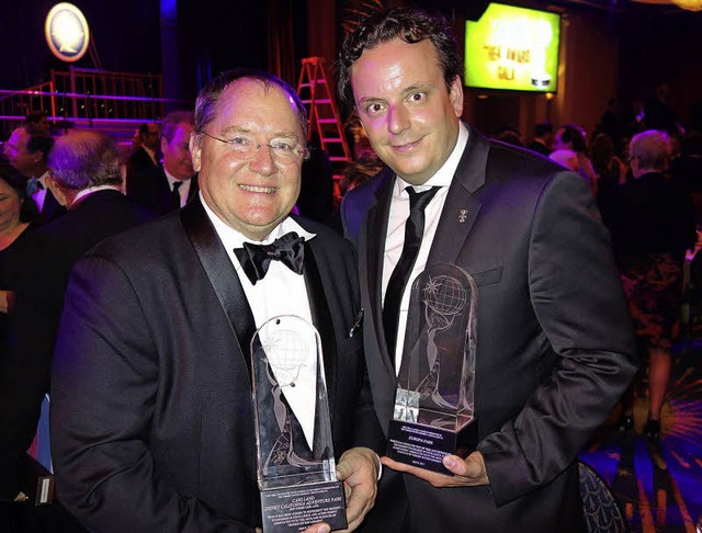 Michael Mack (rechts) mit der amerikan...ter bei der Verleihung des TEA-Awards   | Foto: Europa-Park