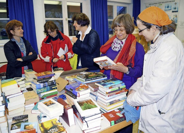 Bei der Erffnung des offenen Bcherre...beim Sichten, Sortieren und Plaudern.   | Foto: Silke Hartenstein