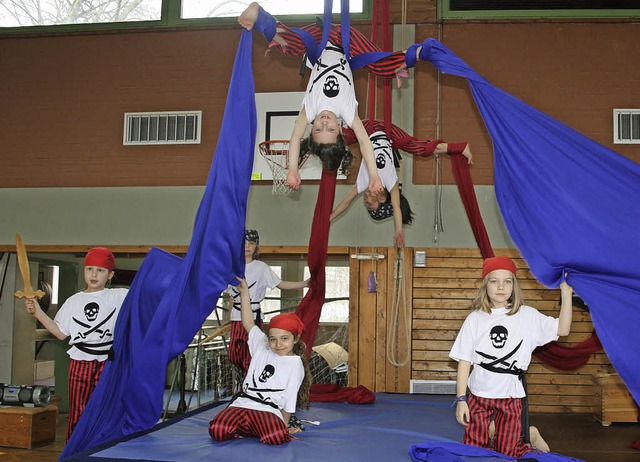 Akrobatik am Boden und in der Luft pr...bend zum Abschluss des Zirkusprojekts.  | Foto: M. Faller