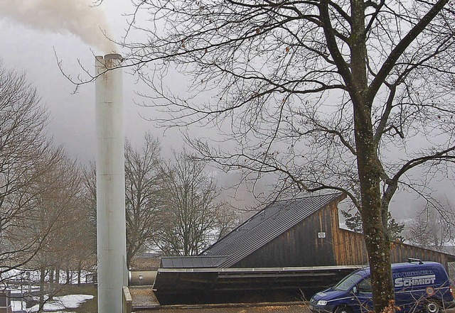 Dicker Rauch hing am Karsamstag  ber ...en zu feucht, hie es im Gemeinderat.   | Foto: Hans-Dieter Folles