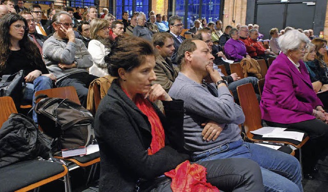 Mit skeptischen Minen  verfolgen Brge...eithalle die Erklrungen des Podiums.   | Foto: Gertrude Siefke