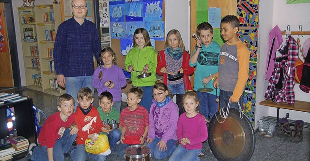 Musikschullehrer Klaus Wallmeier und seine Schtzlinge aus der  Grundschule   | Foto: ulrike jger