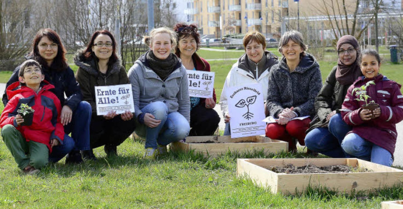 Wollen gemeinsam pflanzen, damit alle ... Geneviève Zuber (dritte von rechts)    | Foto: Schneider