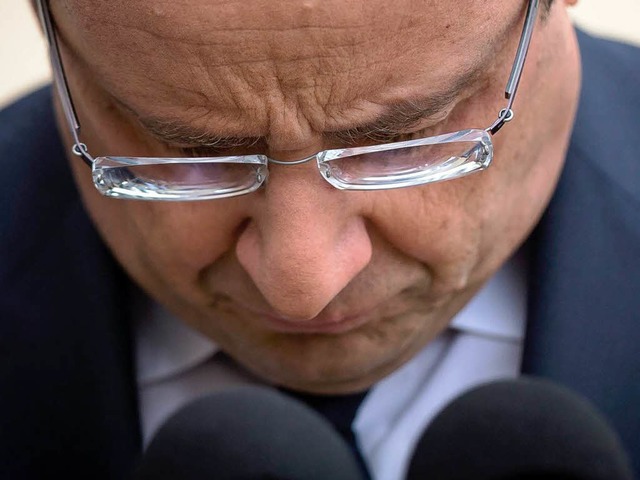 Frankreichs Staatschef Franois Hollan...einem Land immer strker unter Druck.   | Foto: dpa