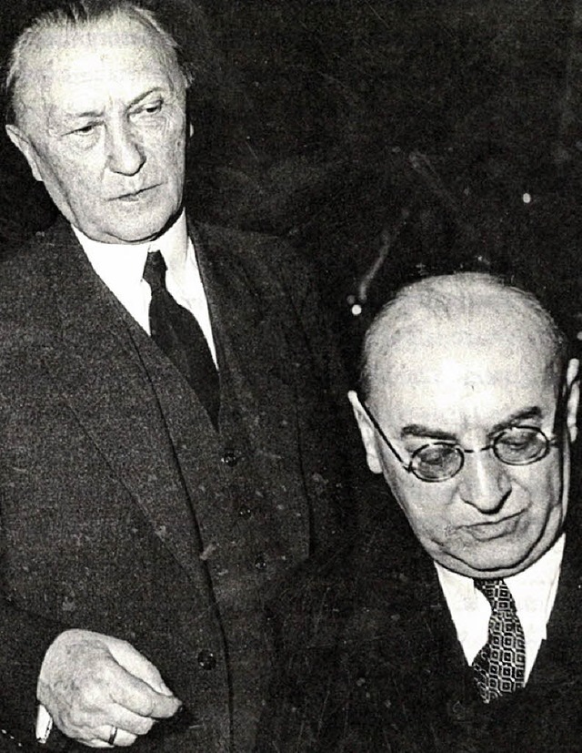 Kanzler Konrad Adenauer (links) und St...b beim CDU-Parteitag 1952 in Freiburg   | Foto: verlag