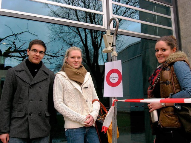 Erleichtert verlassen Luisa Knig und ...heprfungen zum Abitur sind geschafft.  | Foto: Ute Schler