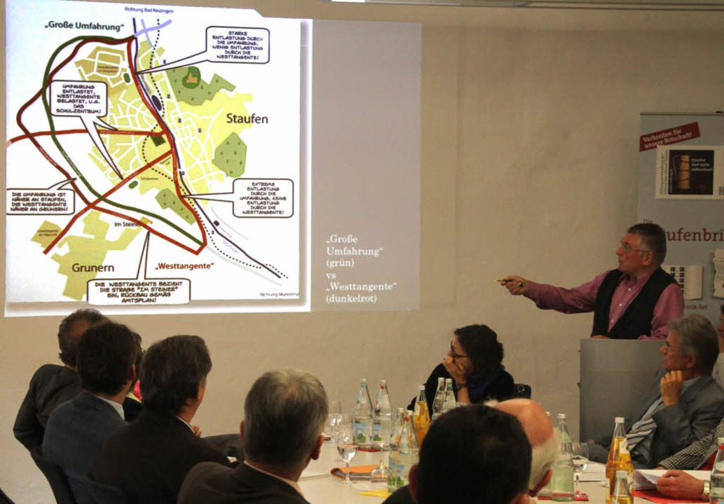 Dieter Rainer von Staufrei erläutert die Positionen seiner Bürgerinitiative.  | Foto: A. Huber