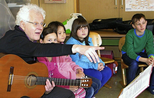 Mundartknstler Uli Fhre war zu Gast in der Grundschule Strittmatt.   | Foto: Peter Palmer