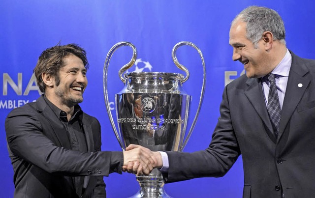 Noch freuen sie sich: Der frhere Baye...Barcelona-Spieler  Andoni Zubizarreta   | Foto: afp