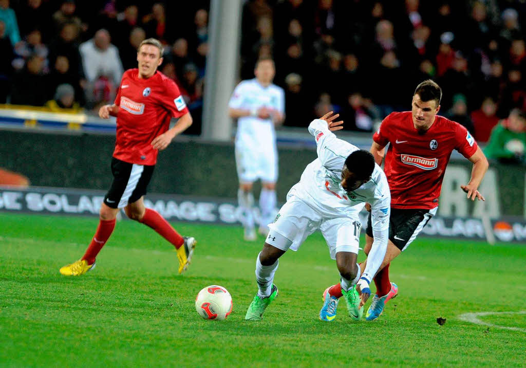 Der SC Freiburg gewinnt das Spiel gegen Hannover 96 mit Spielfreude und Angriffslust.