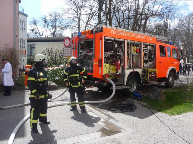 Im Einsatz waren neben der Berufsfeuer... der Freiwilligen Feuerwehr Freiburg.   | Foto: Feuerwehr Freiburg