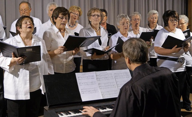 Singen beherzt dem Frhling entgegen: die Mitglieder des Gesangvereins Sulzburg   | Foto: Silke Hartenstein