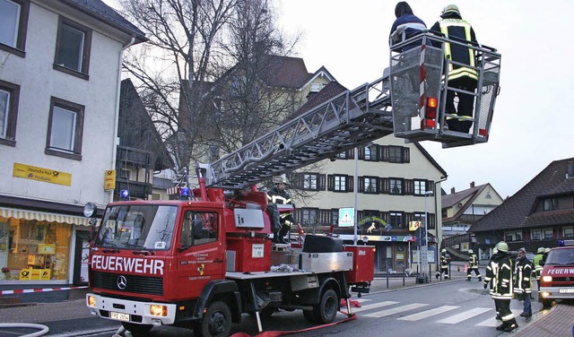 Erstmals in Lenzkirch im Einsatz: Das ...irch stationierte Drehleiterfahrzeug.   | Foto: Hans-Jochen Kpper