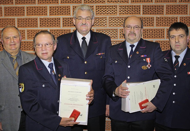 Dieter Fetsch (2. von links) und Hans-...ild  Gesamtkommandant Martin Hmmerle.  | Foto: Werner Schnabl