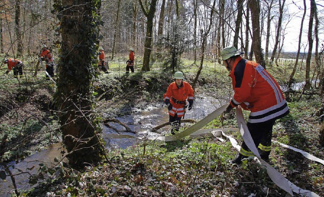 Viele Schlauchmeter werden beim Waldbrand bentigt.   | Foto: Pia Grttinger