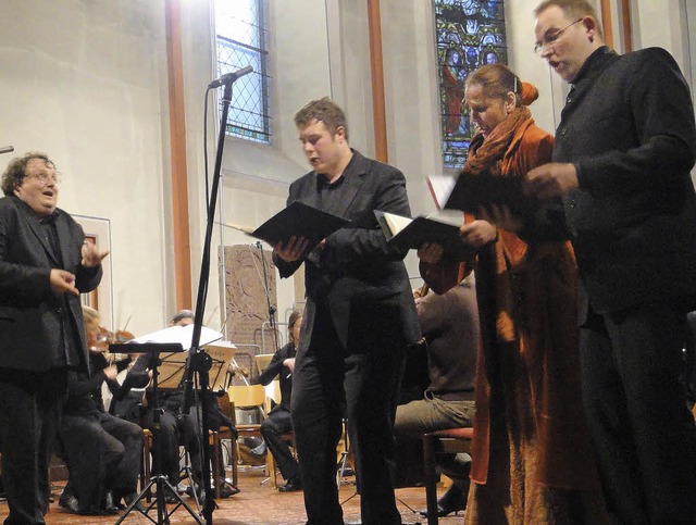 Martin Schmeding mit den Solisten  Ale... Meyer (von links) in der Stadtkirche.  | Foto: Katharina Bchle