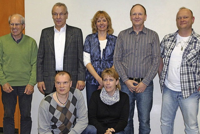 Vorstand des TuS Hllstein: Von links ...h, vorn Bernd Grether und Petra Wei.   | Foto: Hege