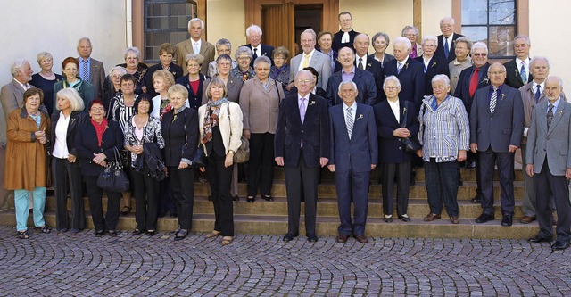 Die Hauinger Jubelkonfirmanden mit den...ienst in der Nikolaus-Kirche feierte.   | Foto: Paul Schleer