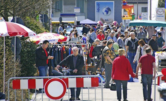 Schon am Vormittag tummelten sich im Rennemattenweg viele Besucher.   | Foto: Lauber