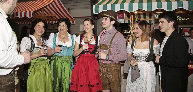 Auf die Weinmesse im Dirndl und in Led...ei der Verkostung von Anfang an dabei.  | Foto: Sandra Decoux-Kone