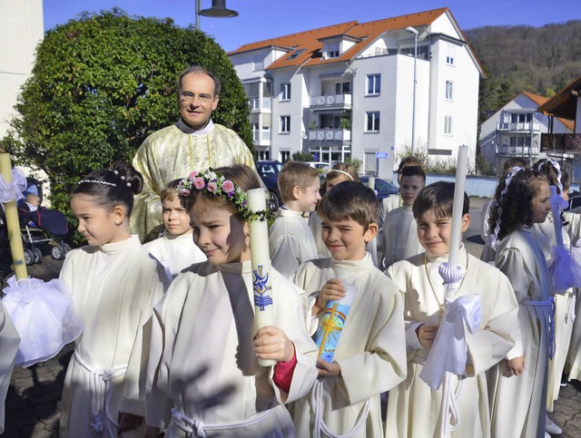 Mit Pfarrer Uwe Schrempp und den Minis... in die Pfarrkirche  St. Michael ein.   | Foto: M. Weber-Kroker