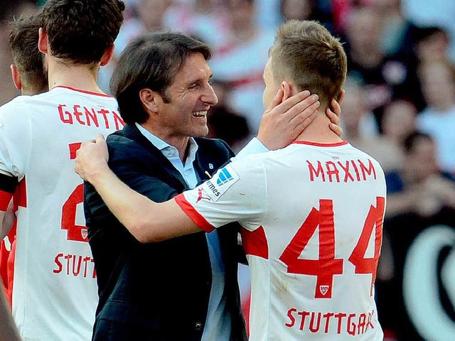 VfB-Trainer  Labbadia freut sich mit Spieler  Maxim.    | Foto: dpa